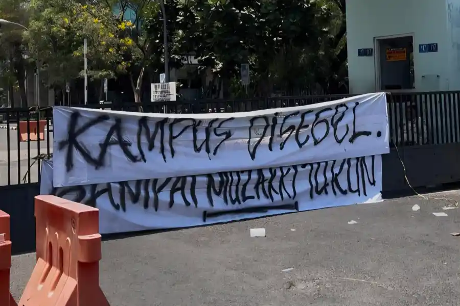 Mahasiswa Segel Gerbang UINSA, Tuntut Rektor Mundur