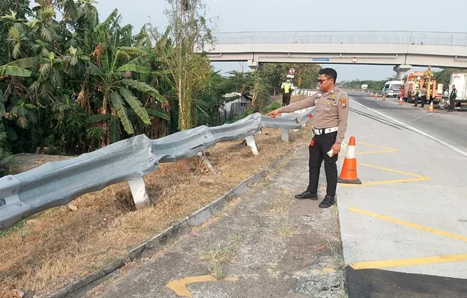 Pikap Tabrak Pembatas Tol Jombang-Mojokerto, Dua Terluka