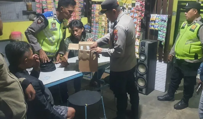 Polres Malang Sita 12 Botol Arak Bali di Tajinan