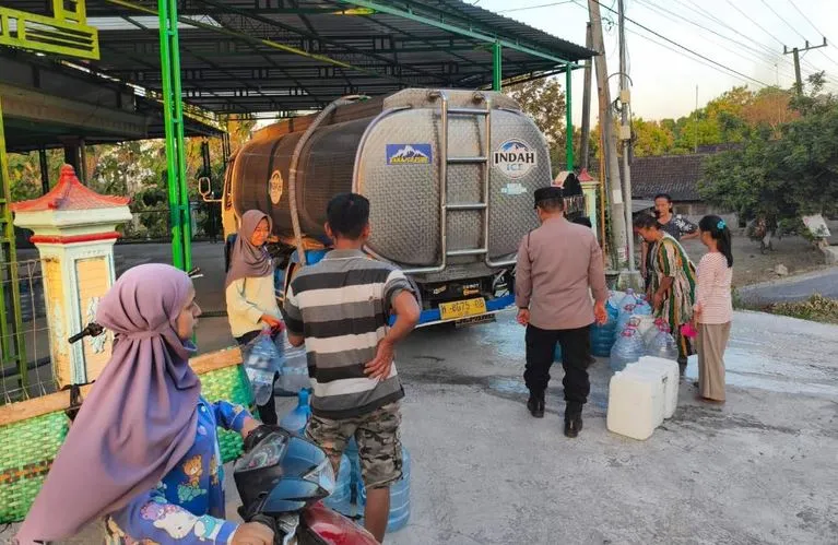 Polres Ngawi Salurkan 10.000 Liter Air ke Pandean