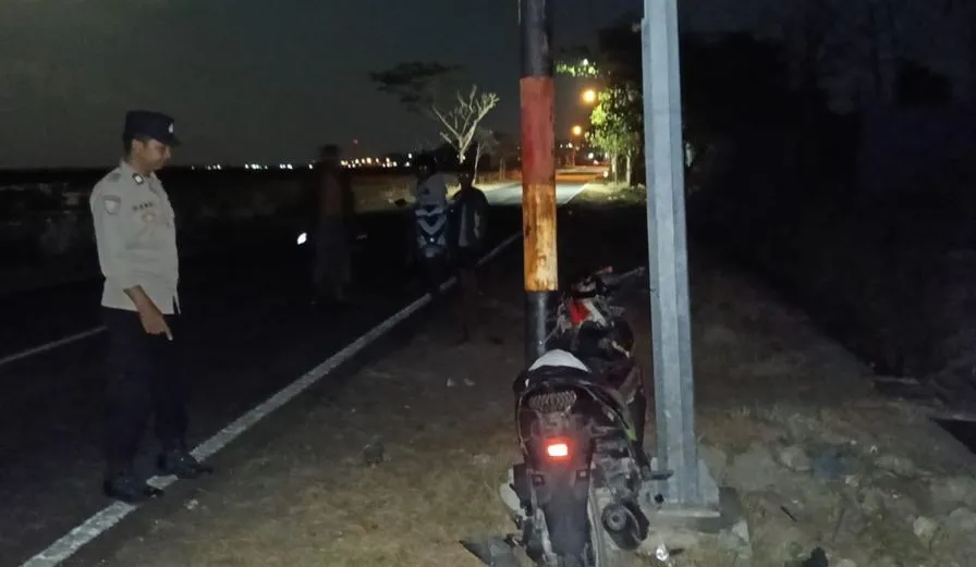 Remaja Sampang Boncengan Tiga Tabrak Tiang, Satu Tewas