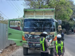 Truk Tanpa Terpal Ditilang di Jalan Deandles Gresik Truk Tanpa Terpal Ditilang di Jalan Deandles Gresik