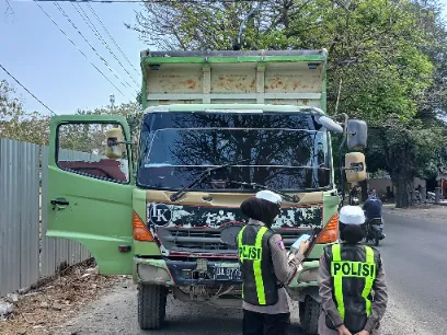 Truk Tanpa Terpal Ditilang di Jalan Deandles Gresik