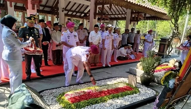 Wadan Kodiklatal Pimpin Ziarah ke Makam Gus Dur