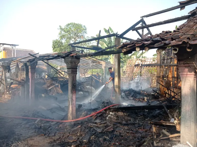 Bakar Sampah Bekas Obat Pertanian, Kandang Kambing Terbakar