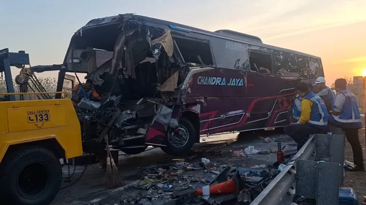 Bus Family Gathering Tabrak Truk di Tol Ngawi, Tiga Tewas