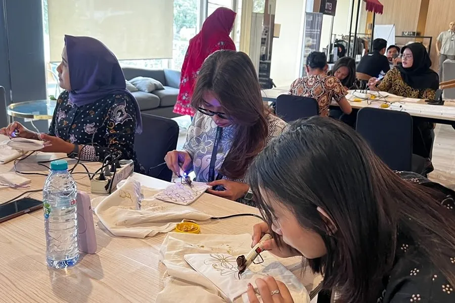 Dafam Pacific Caesar Sulap Linen Bekas Jadi Batik Ramah Lingkungan