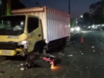 Diduga Lawan Arus, Pemotor Tewas Ditabrak Truk di Jombang