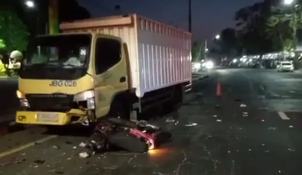 Diduga Lawan Arus, Pemotor Tewas Ditabrak Truk di Jombang