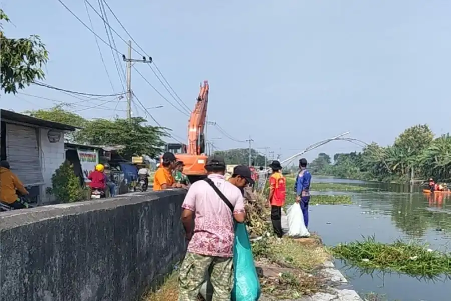 DLH Mojokerto Bersihkan 500 Meter Sungai Sadar Cegah Banjir