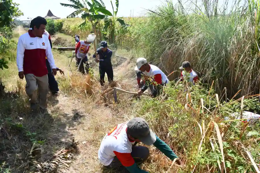 Gerindra Ponorogo Kerahkan 110 Peserta Bersihkan Sungai Kepatihan