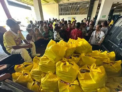Golkar Salurkan 200 Paket Sembako untuk Sopir Angkot Surabaya