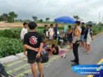 Kerumunan Warga di Tepi Jalan Pedesaan