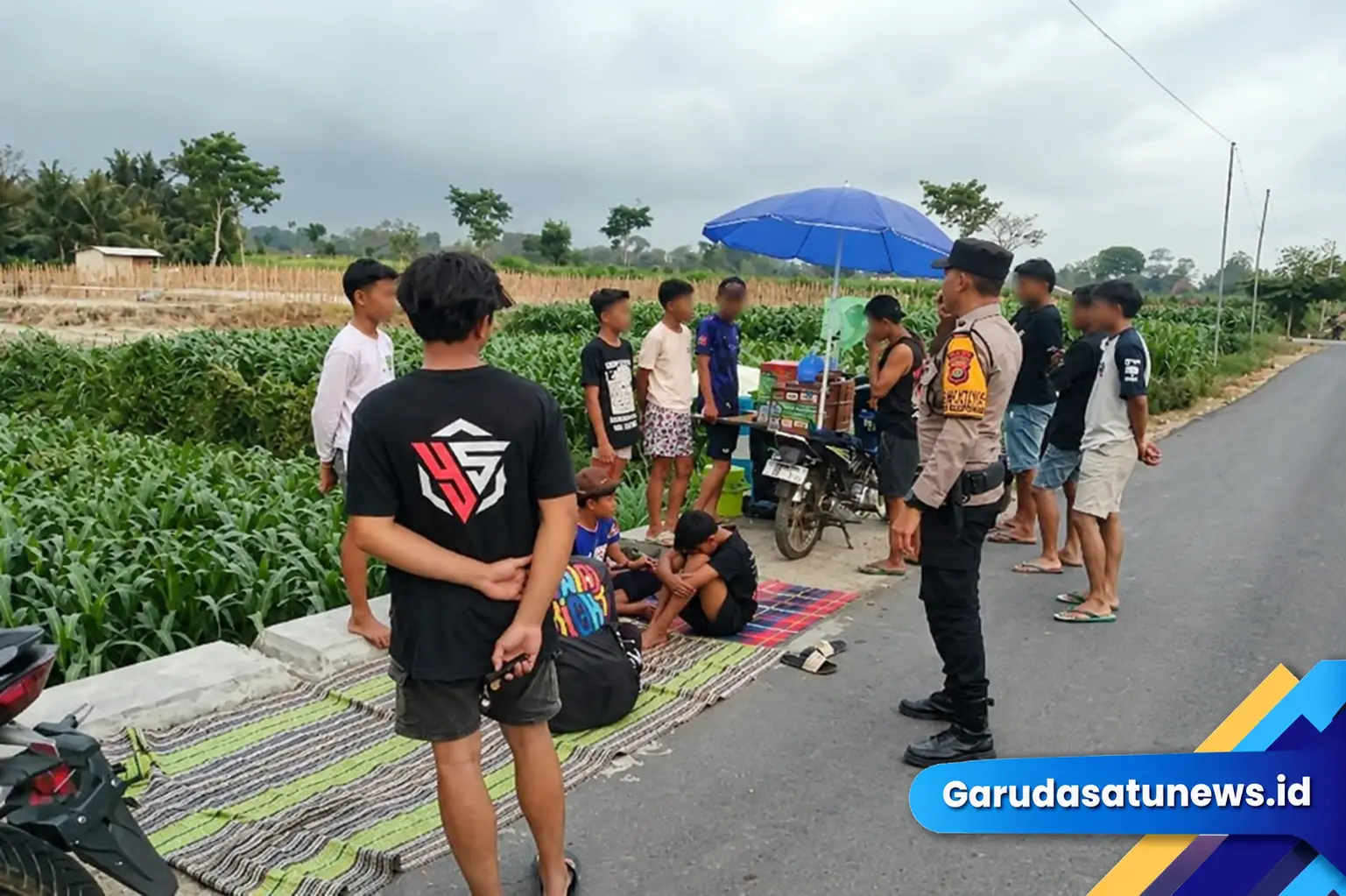 Kerumunan Warga di Tepi Jalan Pedesaan