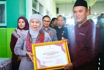 Khofifah Apresiasi Siswa SMK Layani Servis Motor Gratis di Sidoarjo