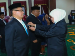 Khofifah Sematkan Satyalancana Karya Satya kepada 528 ASN Jatim Khofifah Sematkan Satyalancana Karya Satya kepada 528 ASN Jatim