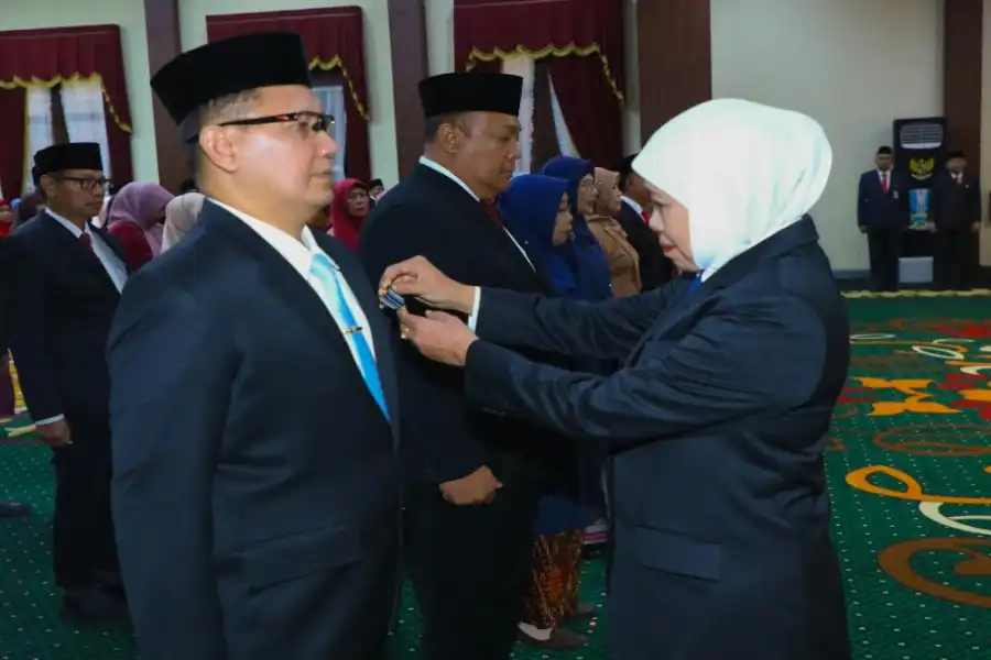 Khofifah Sematkan Satyalancana Karya Satya kepada 528 ASN Jatim