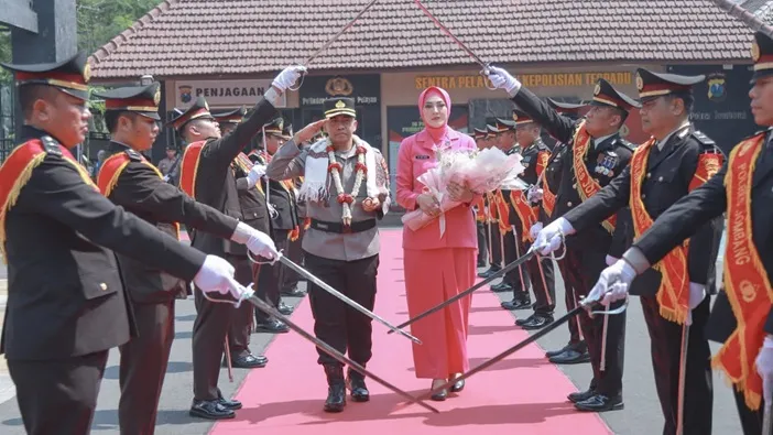 Pedang Pora Tandai Pergantian Kapolres Jombang