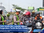 Polisi Gresik Beri Cokelat kepada Pengendara Tertib Berlalu Lintas Polisi Gresik Beri Cokelat kepada Pengendara Tertib Berlalu Lintas