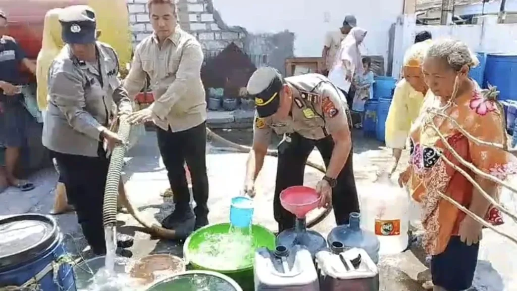 Polres Gresik Salurkan 10 Tangki Air ke Tiga Dusun