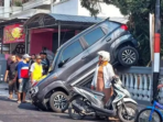 Salah Injak Gas, Suzuki S-Presso Tersangkut di Pagar Rumah Jombang