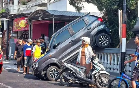 Salah Injak Gas, Suzuki S-Presso Tersangkut di Pagar Rumah Jombang