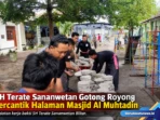 SH Terate Sananwetan Gotong Royong Percantik Halaman Masjid Al Muhtadin