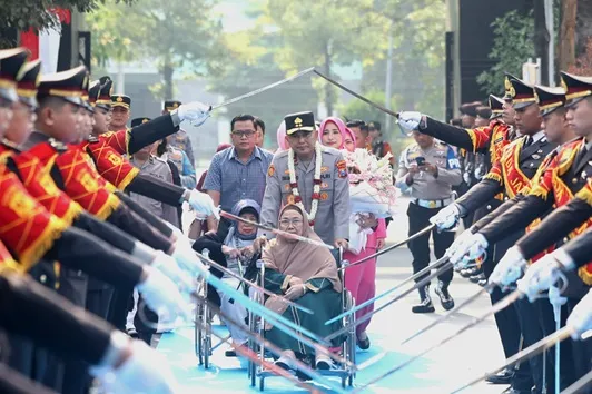 Sungkem kepada Ibu Warnai Penyambutan Kapolda Jatim