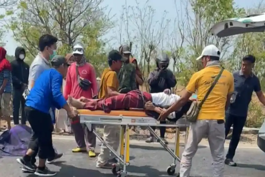 Tabrakan Scoopy dan L300 di JLS Sampang, Pembonceng Tewas