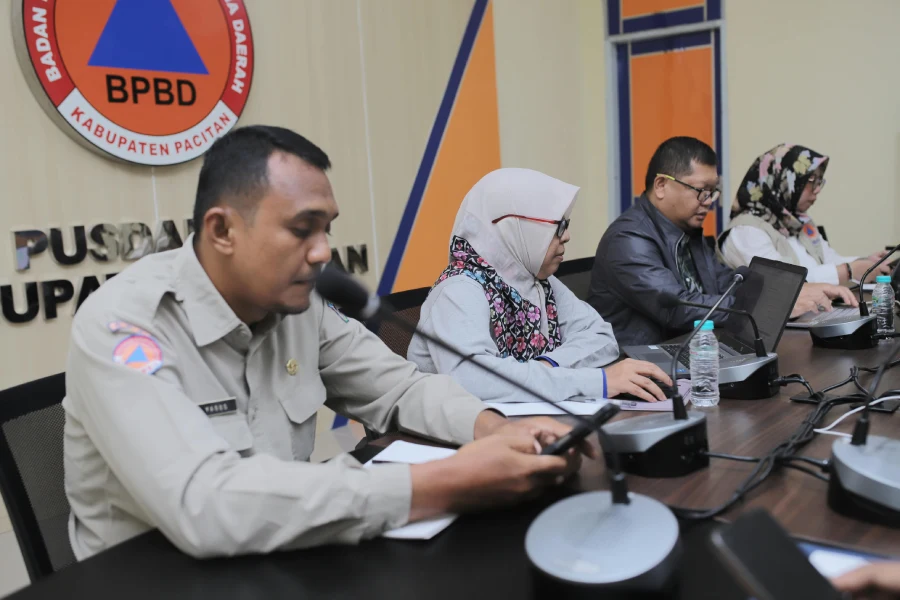 Tanah Retak Akibat Kemarau, Warga Pacitan Waspadai Longsor