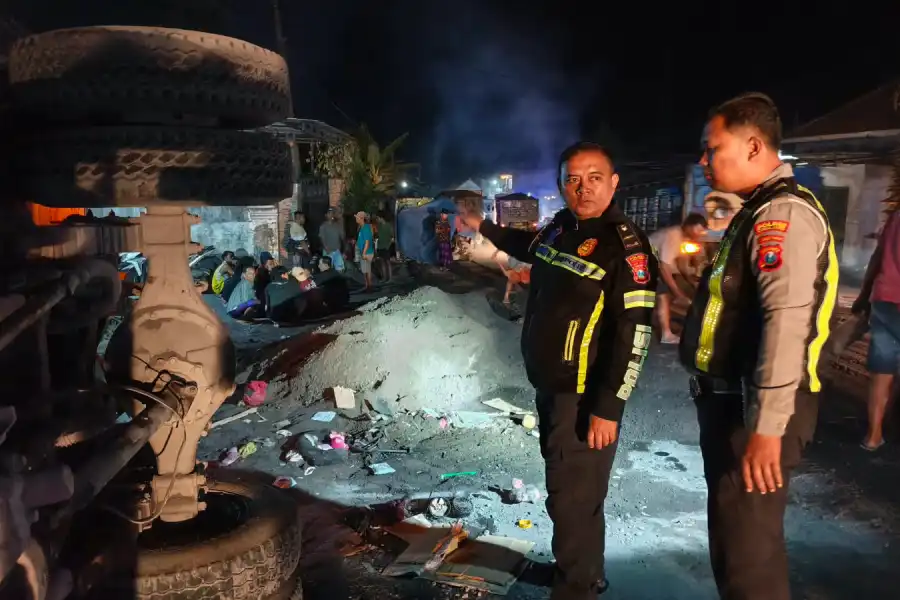 Truk Pasir Diduga Rem Blong, Suami Istri Tewas di Lumajang