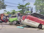 Truk Pengangkut Combine Tabrak Isuzu Elf di Bojonegoro