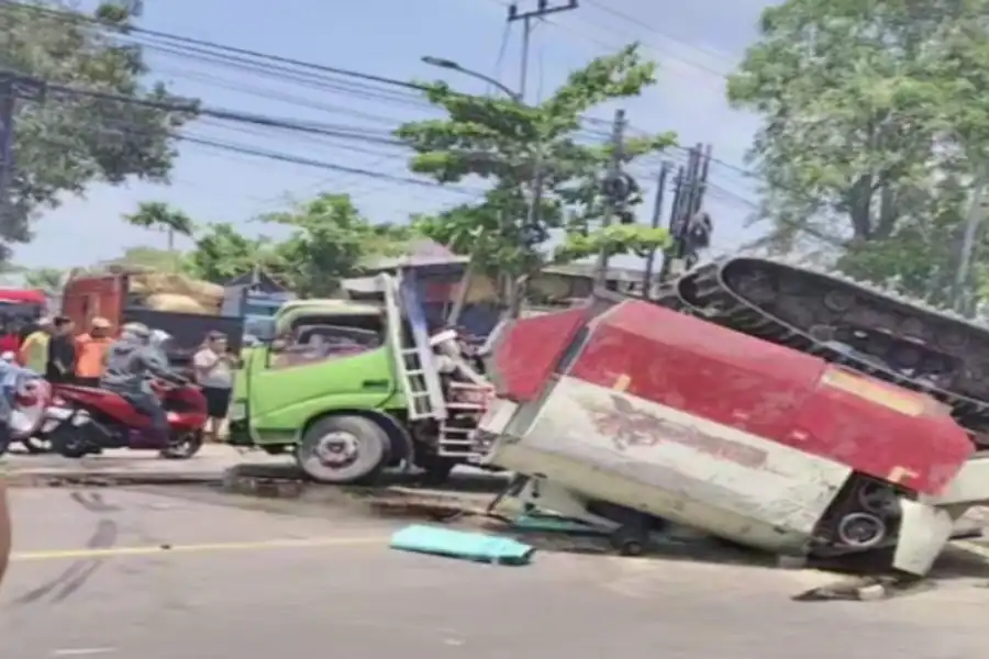 Truk Pengangkut Combine Tabrak Isuzu Elf di Bojonegoro