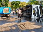Truk Tangki Bahan Sabun Terguling di Gresik, Pemotor Terjatuh Truk Tangki Bahan Sabun Terguling di Gresik, Pemotor Terjatuh