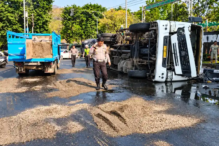 Truk Tangki Bahan Sabun Terguling di Gresik, Pemotor Terjatuh