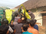 Truk Tronton Tabrak Rumah di Jombang, Sopir Terjepit