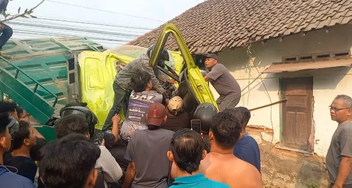 Truk Tronton Tabrak Rumah di Jombang, Sopir Terjepit